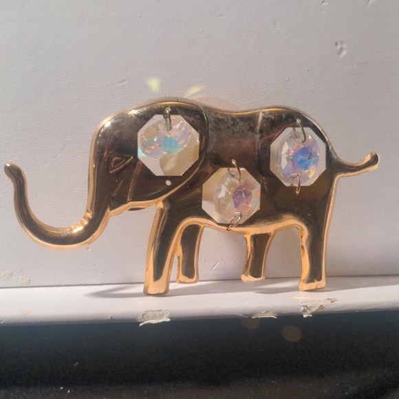 4/10$ ELEPHANT WINDOW DEFECATION WITH HANGING SPARKLY GEMS. - Picture 2 of 6